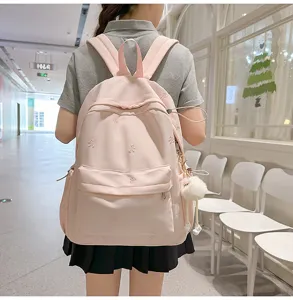 Japanischer süßer rosa Schleifen-Rucksack, leichte Schultasche mit Plüsch-Anhänger und Stickerei.