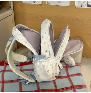 Detailaufnahme des süßen, sternenbedruckten Schulrucksacks mit praktischen Fächern.