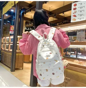 Detailansicht des süßen Bären-Muster Mini-Rucksacks in Weiß mit Fronttasche und Alltagsdesign.