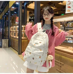 Süßer kleiner Rucksack für Mädchen mit Bärchen-Print und süßem Plüsch-Anhänger für die Schule.