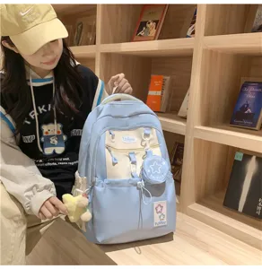 Koreanischer Stil Kontrastfarbe Canvas Schulrucksack mit süßem Anhänger und Minibuch.