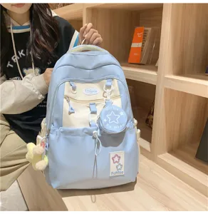 Nahaufnahme des hellblauen Canvas-Schulrucksacks mit Fronttaschen und niedlichem Stern.