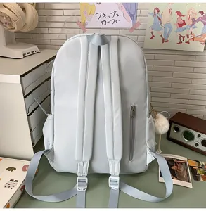 Hellblauer japanischer Rucksack im süßen Bonbon-Stil für Schüler. Detailansicht der Gurte.