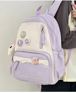 Lila-weißer Schulrucksack im Detail mit süssen Pins, grosser Kapazität und tollem Design.