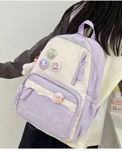 Nahaufnahme des süßen pastelllila und cremefarbenen Rucksacks mit Häschen-Ansteckern und Taschen.