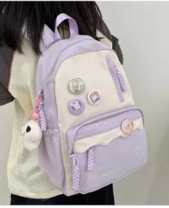 Süßer pastelllila-beiger Schulterrucksack mit Hasen-Ansteckern und geräumigem Design.