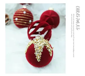 Bola de Navidad de terciopelo rojo con lentejuelas doradas y perlas para el árbol.