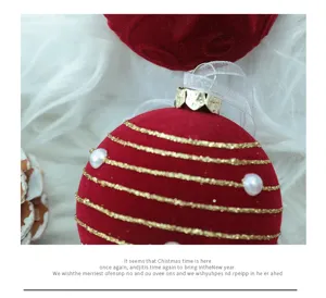 Bola de Navidad de terciopelo rojo con rayas de purpurina dorada y perlas para árbol.