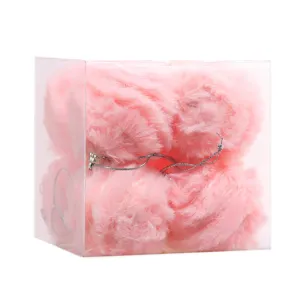 Bolas de Navidad de peluche rosa suave en caja transparente para decorar el árbol.