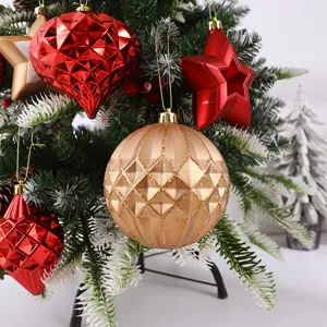 Adornos colgantes para árbol de Navidad, formas geométricas festivas rojas y doradas.
