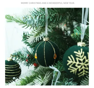 Primer plano detalle de bola de Navidad de terciopelo verde con líneas doradas con purpurina