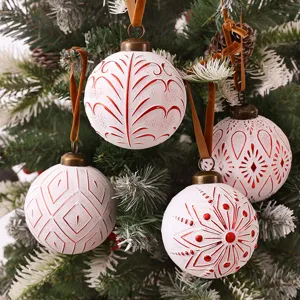 Set van 4 vintage witte en rode reliëf kerstballen met fluwelen linten voor kerstboomdecoratie.