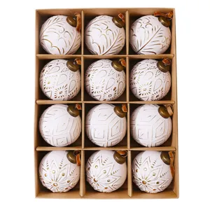 Vintage witte kerstballen set van 12 met gouden reliëfpatronen voor kerstboomdecoratie