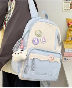 Detailansicht des süßen japanischen Schülerrucksacks mit Pins und Plüsch-Sternanhänger.
