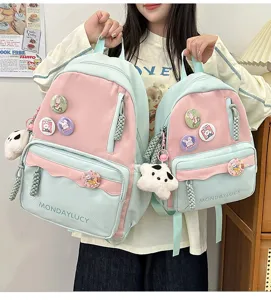 Detailansicht des niedlichen japanischen Dopamin-Rucksacks in Rosa-Grün mit Pins und Plüsch.