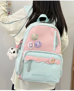Niedlicher japanischer Pastell-Rucksack in Rosa und Blau mit Anstecknadeln für Schüler.