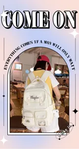 Detailansicht des Campus Canvas Rucksacks mit vielen Fächern und niedlichem Anhänger.