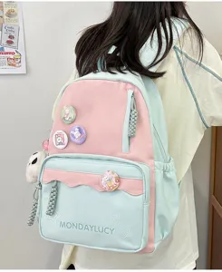 Süßer pastellfarbener Rucksack in Rosa und Blau mit niedlichen Ansteckern für Mädchen.