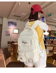 Koreanischer Stil mehrschichtiger Campus Rucksack einfarbig mit süßem Plüsch-Anhänger und Taschen.