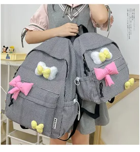 Süßer Karo-Schulrucksack mit hübschen Schleifen, Detailansicht im süßen Schüler-Stil.