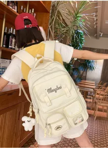 Detailansicht des lässigen Segeltuch-Rucksacks mit vielen Fächern, Bärenanhänger und Sichtfenster.