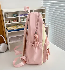 Seitenansicht des rosa-gelben Rucksacks mit Seitentaschen und geflochtenen Reißverschlüssen.