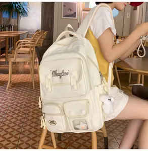 Weisser japanischer Schulrucksack mit mehreren Fächern und anhänger für jugendliche.