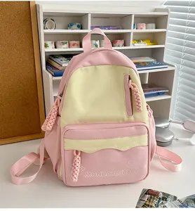 Rosa gelber süßer Rucksack Detail, Studentenschultasche mit geflochtenen Reißverschlüssen.