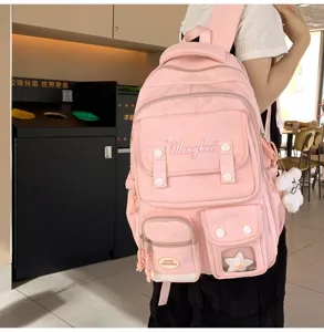 Rosa süßer Studenten Rucksack Detail mit vielen Fächern und niedlichem Bären Anhänger.
