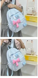 Detailansicht des hellblauen Karo-Schulrucksacks mit süßen Schleifen in einer schönen Alltagsszene.