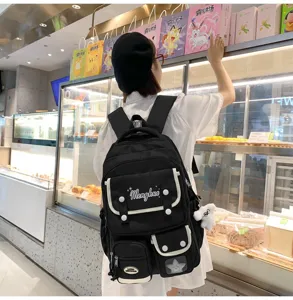 Schicker schwarzer Schulrucksack mit mehreren Fächern und süßen Details für Damen.