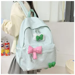 Leichter grüner Karomuster Schulrucksack mit süßer Schleife und Plüschanhänger für Mädchen.