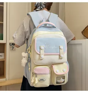 Nahaufnahme der Rueckseite eines pastellfarbenen Schulrucksacks mit transparentem Fach.