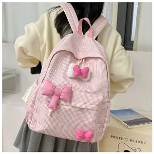 Detailansicht des rosa-weißen Karomusterrucksacks mit süßen 3D-Schleifen und Plüschanhänger.