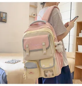 Detailansicht des niedlichen pastellrosa und gelben Rucksacks mit vielen praktischen Taschen.
