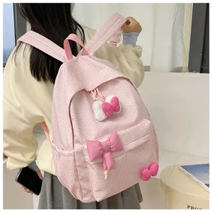 Details des süßen rosa karierten Schulrucksacks, leichtes Design für tägliche Reisen.