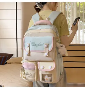 Detailansicht des mehrfächigen Pastell-Rucksacks mit niedlichem Studentenstil und transparentem Fach.
