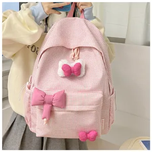 Detailansicht des niedlichen rosa karierten Schulrucksacks mit schönen Schleifendekorationen.