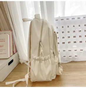 Lässiger minimalistischer einfarbiger Studentenrucksack Seitenansicht, praktische Schultasche.