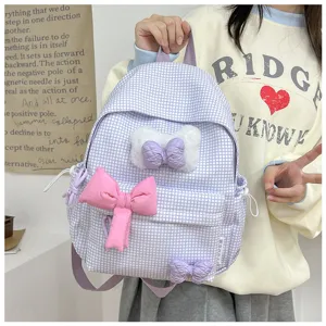 Detailansicht des süßen lila karierten Schulrucksacks mit niedlichen pelzigen Schleifen.