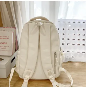 Einfarbiger minimalistischer Schulrucksack mit vielen Fächern für den täglichen Gebrauch.