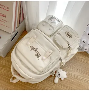 Beige mehrfächeriger Canvas Rucksack für Mädchen, süßes Schultertaschen Design mit Anhänger.