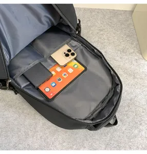 Detaillierte Ansicht des schwarzen Rucksackinneren mit sehr praktischen Staufächern.
