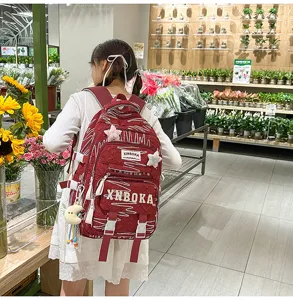 Detailansicht des koreanischen gesteppten Rucksacks, grosse Kapazitat fur Schule und Alltag.