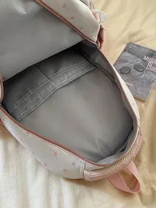 Rosa-weißer Schulrucksack mit Sternenmuster und mehreren Innenfächern für Schüler.