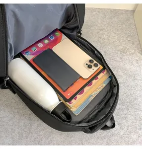 Detailansicht des geräumigen schwarzen Studentenrucksacks mit praktischer Inneneinteilung.