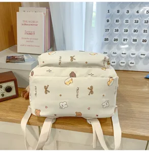 Niedlicher, beiger Rucksack Detailansicht mit süßem Bärchen und Katzen Print für den Alltag.