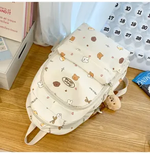 Süßer kleiner Rucksack für Damen und Mädchen, stylische Mini Schultasche mit niedlichem Bärenmotiv.
