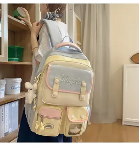 Mädchen trägt einen süßen College-Stil Colorblock Rucksack mit mehreren Taschen und Bär.