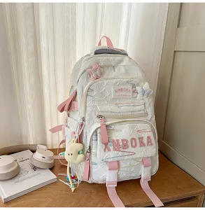 Detailansicht des süßen weißen Rucksacks mit rosa Trägern und Fächern für den täglichen Schulweg.